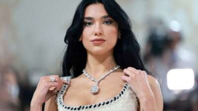 Dua Lipa, sevgilisiyle tatilde