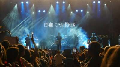 Emir Can İğrek sevenleri alana sığmadı