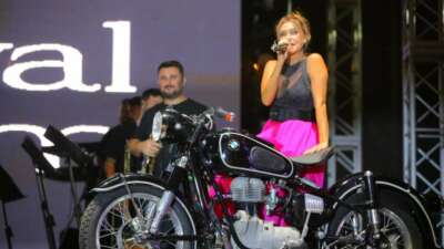 Şevval Sam konsere motosikletiyle geldi