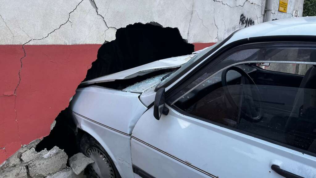 Kontrolden çıkan otomobil binaya daldı