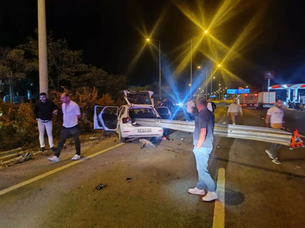 Bursa’da akıl almaz kaza: Bariyerlere ok gibi saplandı