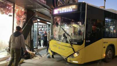 Kontrolden çıkan beledotobüsü gelinlik mağazasına girdi