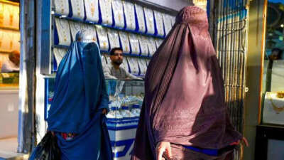 Erkeklere bakması yasaklanan kadınlar, Taliban’a tepkili