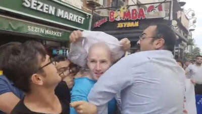 Amerikan askerinin başına çuval geçirildi