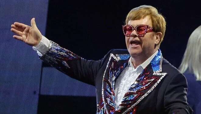 Elton John görme sorunuyla mücadele ediyor