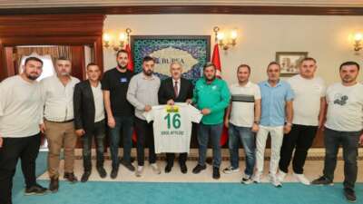 Bursasporlulardan Vali Ayyıldız’a ziyaret