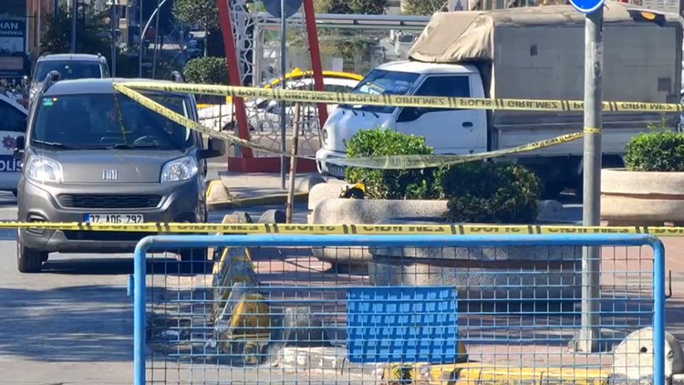 Şüpheli paketten el yapımı bomba çıktı Şüpheli paketten el yapımı bomba çıktı