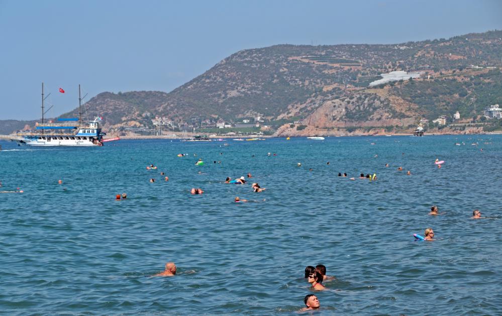 2 gün aradan sonra güneşi gören tatilciler plajlara akın etti