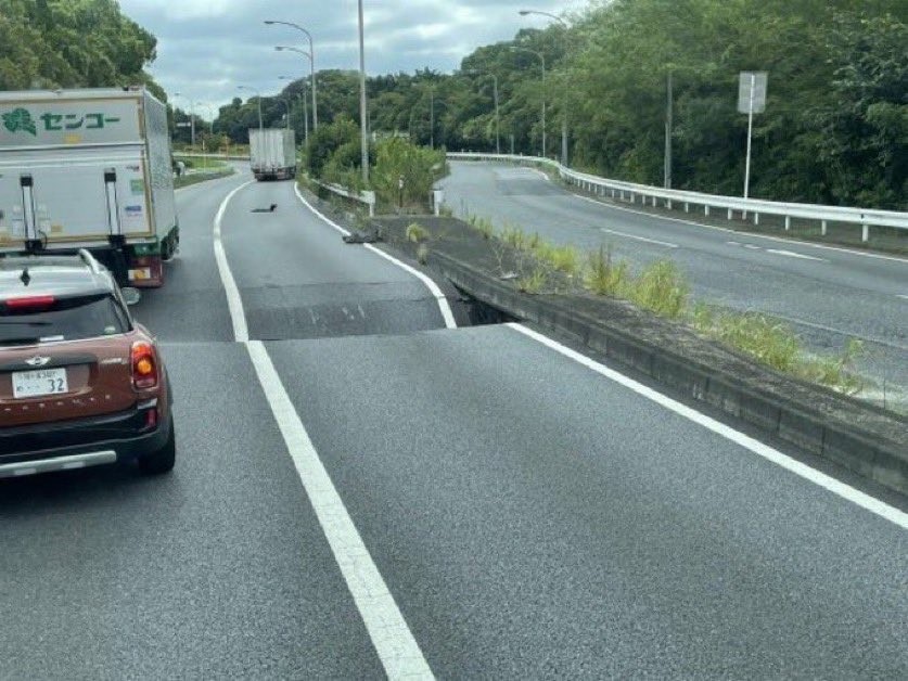Japonya’da 4 şeritli otoyol çöktü Japonya’da 4 şeritli otoyol çöktü