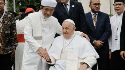 Papa Francis’ten Güney Doğu Asya’nın en büyük camisine ziyaret