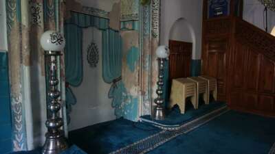 Yeni Bezzaz Camii’nin mihrabı dökülüyor