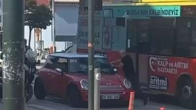 Bursa’da bir sürücü aracını parçaladı! Öfkesinin sebebi belli oldu!