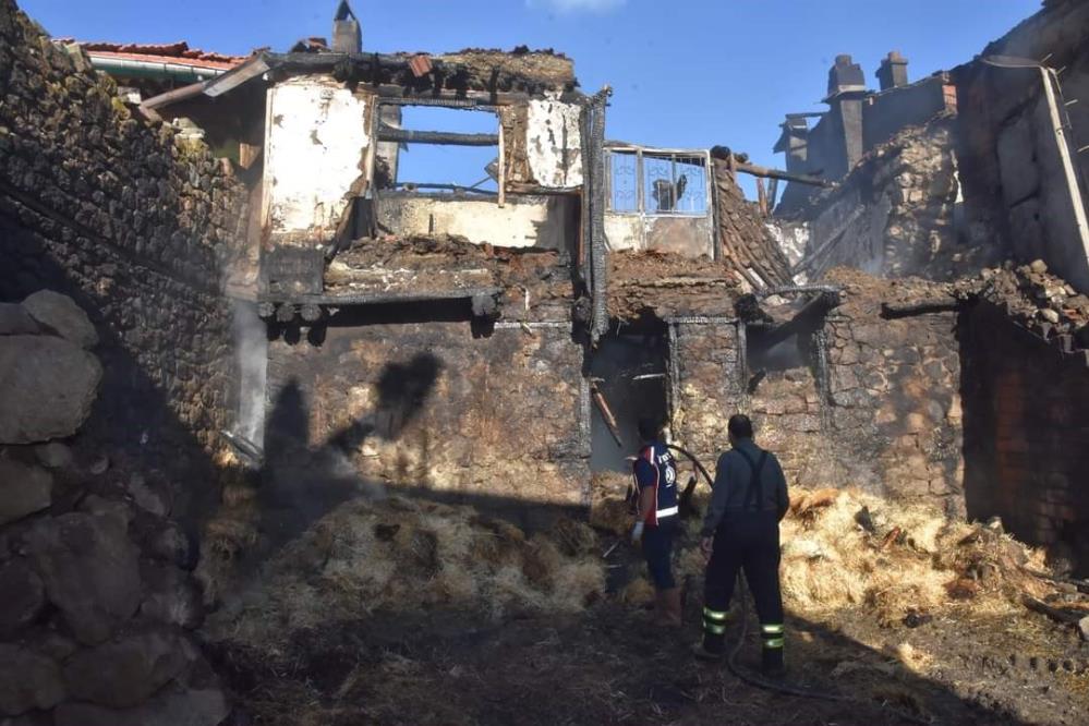 Köyde çıkan yangında 4 ev yanarak kullanılamaz hale geldi Köyde çıkan yangında 4 ev yanarak kullanılamaz hale geldi