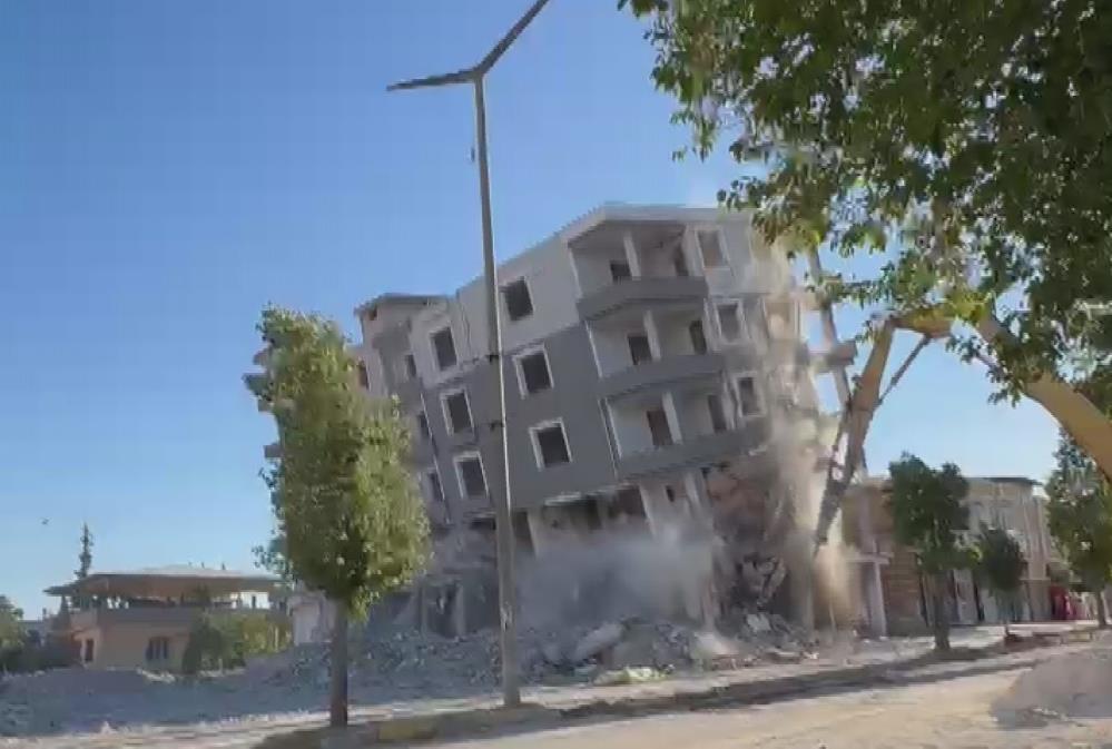 Hatay’da 6 katlı bina böyle yıkıldı