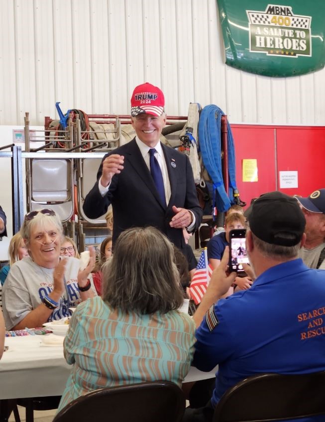 Biden, “Trump 2024” şapkasını taktı Biden, “Trump 2024” şapkasını taktı