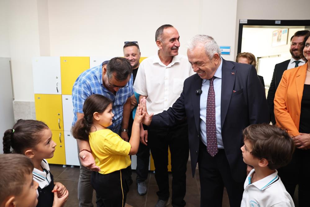 Başkan Özdemir öğrencilerin ilk gün heyecanını paylaştı
