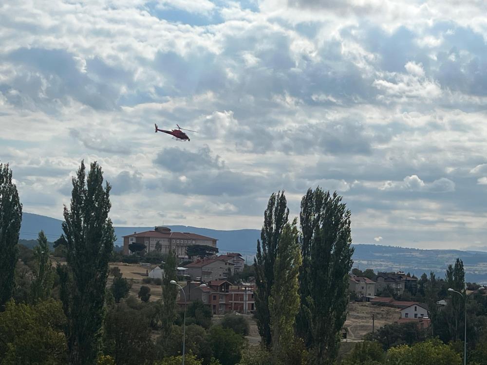 Domaniç’te “inmeyen helikopter” vatandaşları heyecanlandırdı Domaniç’te “inmeyen helikopter” vatandaşları heyecanlandırdı