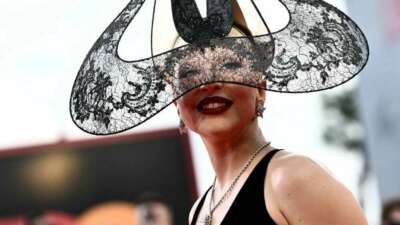 Lady Gaga erkek olduğu yönündeki iddialara yanıt verdi
