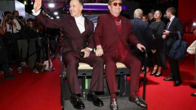 Elton John’dan mezar taşı vasiyeti