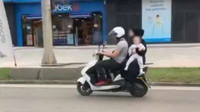Bursa’da tehlikeli yolculuk… Motosiklet üzerinde kucağında bebekle seyretti