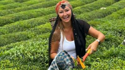 Pınar Altuğ Atacan Rize’de bahçeye girip çay topladı