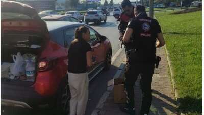 Bursa’da trafikte yavru kedi alarmı…Polisler 4 araca giren kediyi kurtardı