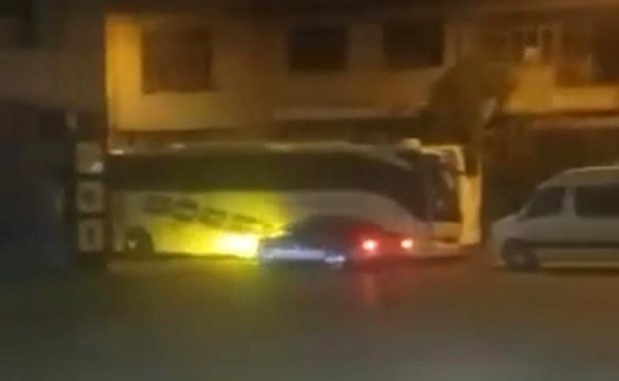 Bursa’da ‘drift’ kazası… Park halindeki otobüse çarptı!