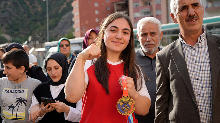 Annesine verdiği sözü tuttu, bilek güreşinde dünya şampiyonu oldu