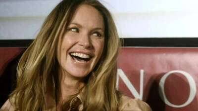 Ünlü top model Elle Macpherson kanserle mücadele ediyor