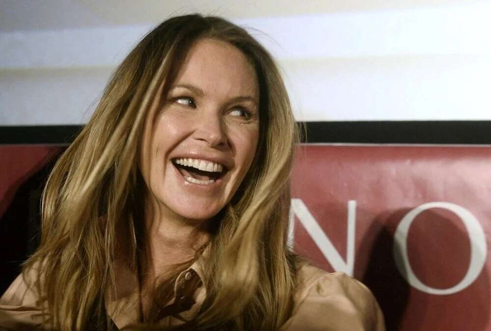 Ünlü top model Elle Macpherson kanserle mücadele ediyor