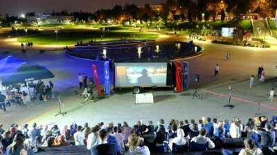 Atatürk Stadyumu önünde sinema keyfi