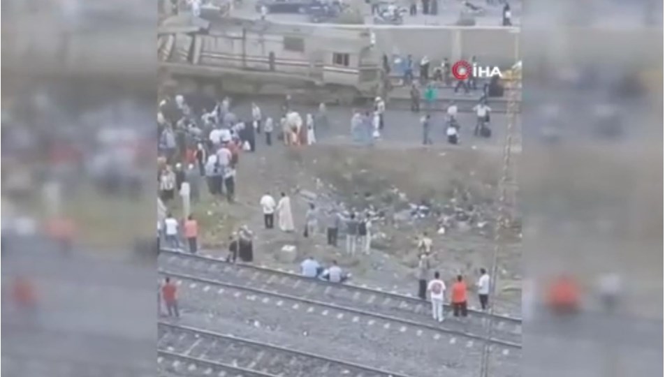 Mısır’da iki yolcu treni çarpıştı: 2 ölü, 29 yaralı Mısır’da iki yolcu treni çarpıştı: 2 ölü, 29 yaralı