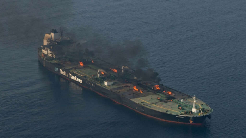 Kızıldeniz’de vurulan petrol tankeri 28 gün sonra güvenli bölgeye çekildi