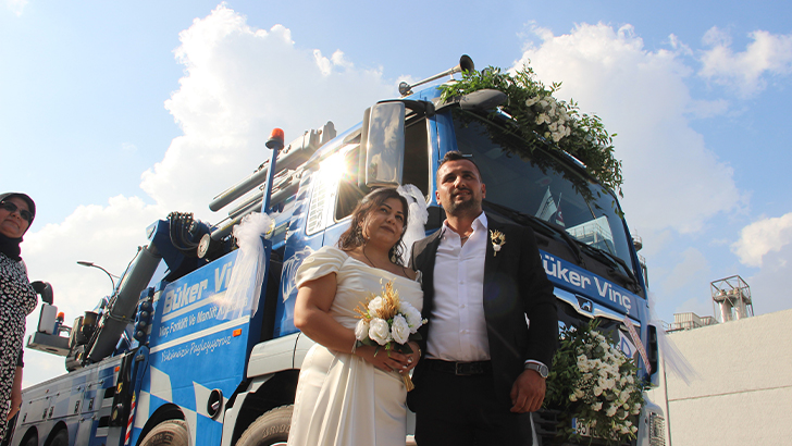Damat, gelini nikah masasına vinçle getirdi