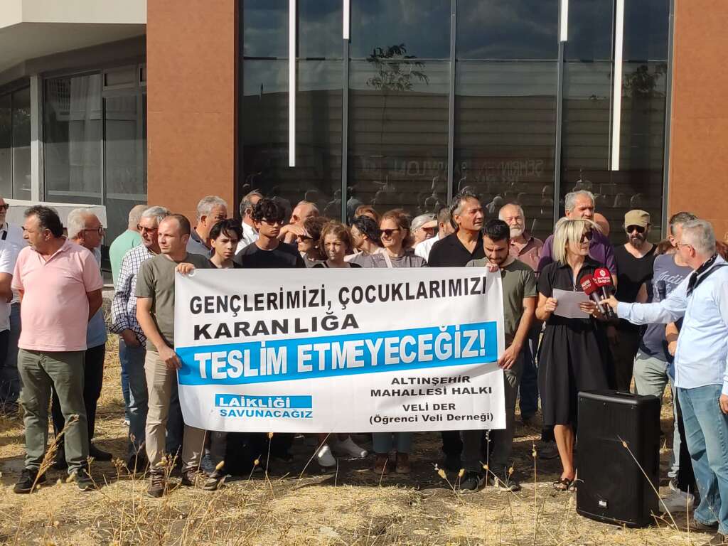 Veli-Der’den Bursa’daki Maksat 114 Derneği önünde ‘Laiklik’ protestosu!