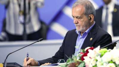 İran Cumhurbaşkanı Pezeşkiyan’dan enerji israfına sert tepki: salondaki ışıklar kapatıldı