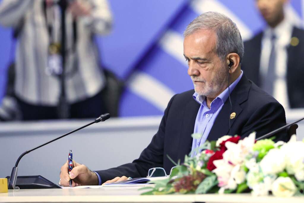 İran Cumhurbaşkanı Pezeşkiyan’dan enerji israfına sert tepki: salondaki ışıklar kapatıldı