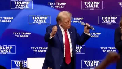 Trump siyasi etkinliği yarıda kesti: 39 dakika boyunca ‘dans etti’