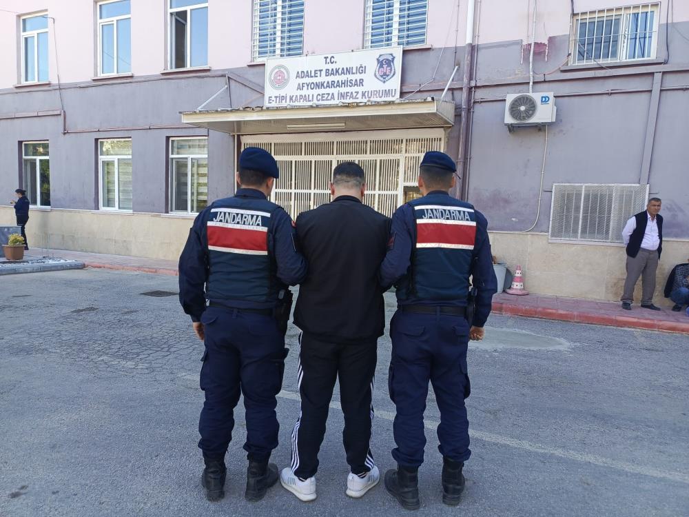 16 yıl 4 ay 25 gün hapis cezasıyla aranan şahsı jandarma yakaladı 16 yıl 4 ay 25 gün hapis cezasıyla aranan şahsı jandarma yakaladı
