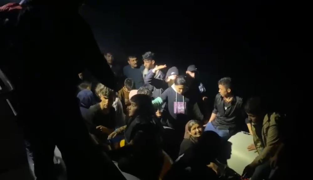 Ayvalık açıklarında 10’u çocuk 24 düzensiz göçmen yakalandı Ayvalık açıklarında 10’u çocuk 24 düzensiz göçmen yakalandı