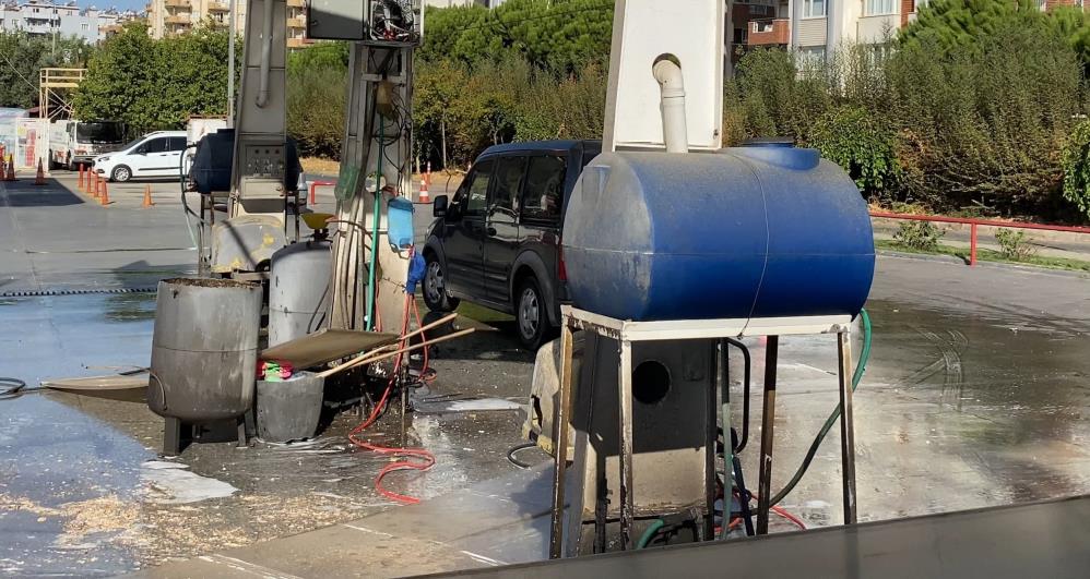 Köpük tankı patladı: 3 yaralı Köpük tankı patladı: 3 yaralı
