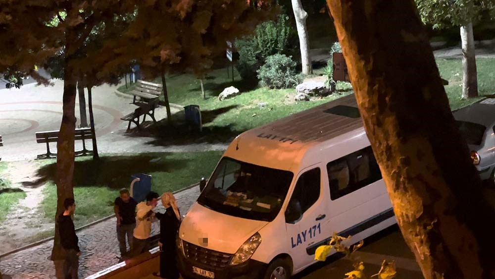 Annesine el kaldıran genci amcası ve babası sokak ortasında darp etti Annesine el kaldıran genci amcası ve babası sokak ortasında darp etti