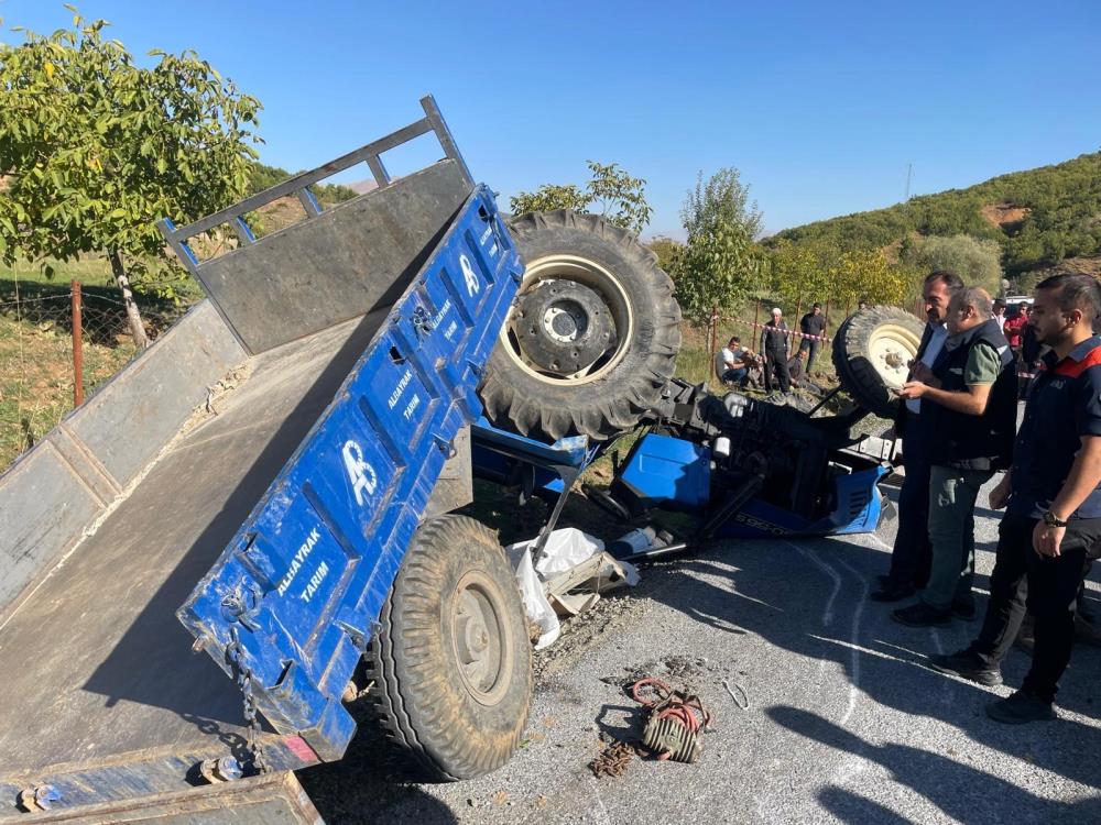 Devrilen traktörün altında kalan sürücü hayatını kaybetti Devrilen traktörün altında kalan sürücü hayatını kaybetti