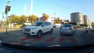 Bursa’da otomobil ters yönde ilerledi