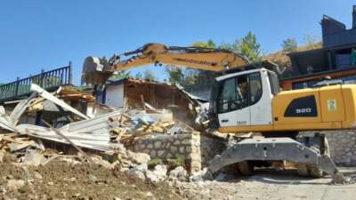 Bursa’da kaçak lüks villa yıkıldı!