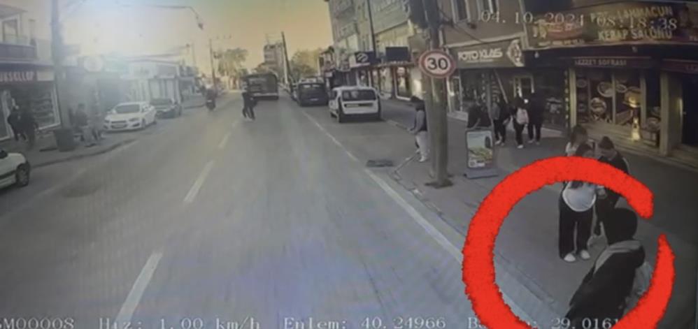 Bursa’da yolun karşısına geçerken otobüsün altında kaldı: Kaza kamerada Bursa’da yolun karşısına geçerken otobüsün altında kaldı: Kaza kamerada