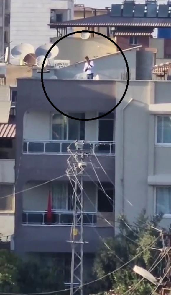 Düğünde korkutan görüntü, pompalı tüfekle defalarca havaya ateş etti Düğünde korkutan görüntü, pompalı tüfekle defalarca havaya ateş etti