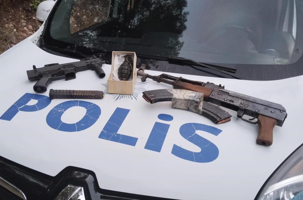 İzmir’de ormana el bombası ve uzun namlulu silahları gömerken yakalandılar İzmir’de ormana el bombası ve uzun namlulu silahları gömerken yakalandılar