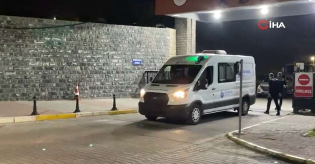 Fatih’te öldürülen 2 kadından birinin ve öldüren Semih Çelik’in cenazesi Adli Tıp Kurumu’ndan alındı Fatih’te öldürülen 2 kadından birinin ve öldüren Semih Çelik’in cenazesi Adli Tıp Kurumu’ndan alındı