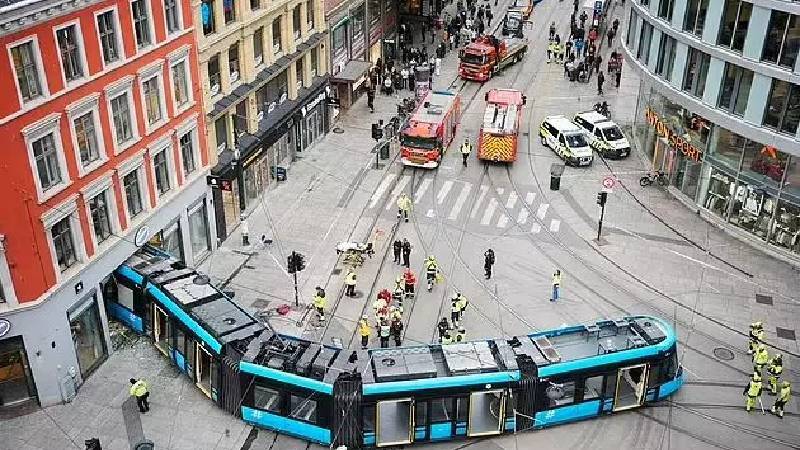 Raylardan çıkan tramvay Apple mağazasına daldı, 4 kişi yaralandı